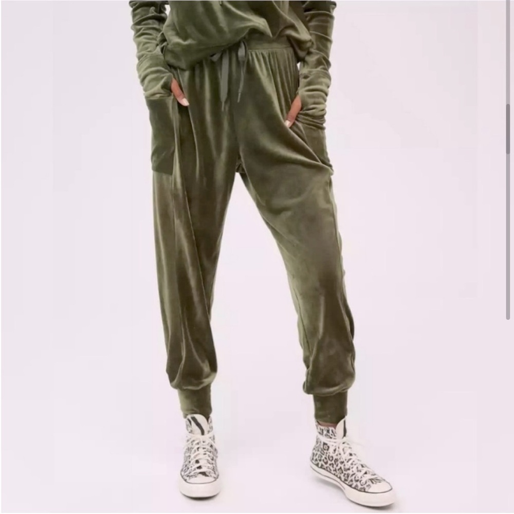 Offline by Aerie After Party Velour High Rise Cargo Jogger Pants Grey sz XSmall